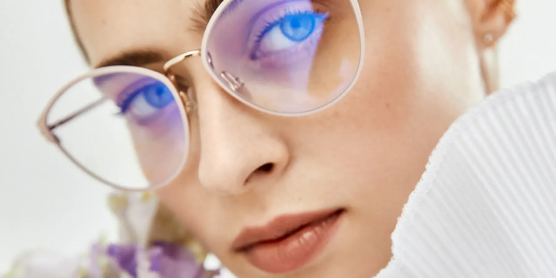 Mujer con gafas graduadas con filtro de luz azul de Imax Ópticos